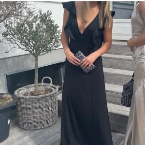 ”Balklänning” - Min svarta balklänning med urringning från HM, jag är 171 och för mig var längden perfekt👌🏼Strl 38