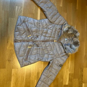 Ytterplagg - Mycket lite använd 