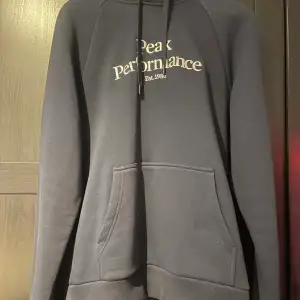 Säljer en peak performance mörkblå hoodie, mycket finare i verkligheten, har använt den Max 2 gånger så nästan helt ny och den ser helt ny ut💕💕