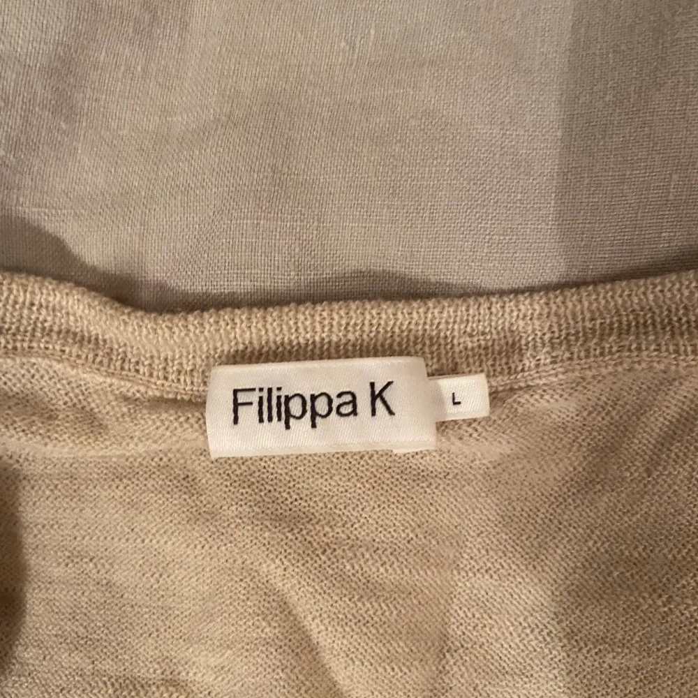 beige rosa kofta från filippa k! storlek L men alla filippa k kläder är lite små i storlekarna💕💕 perfekta basplaggen man måste ha i garderoben!⚡️. Tröjor & Koftor.