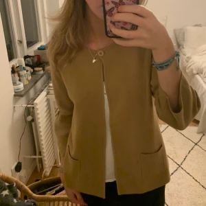 Söt jacka kofta  - Så söt beige/ brun jacka/ kofta som kan användas till allt💖