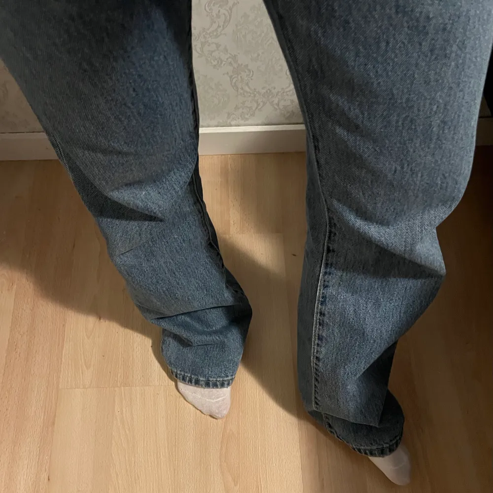 Säljer dessa snygga vintage levis jeans jag köpte här på plick (lånad första bild). Lite för stora för mig som är en xs/s. Passar nog s/m bättre. Jag är 165 cm & de är för långa för mig så passar nog alla upp mot cirka 172 cm. Skriv för mer bilder btw! . Jeans & Byxor.