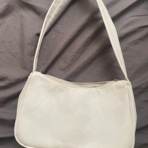 Väska  - Vit axelväska 