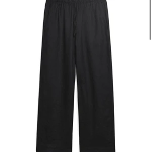 Arket linne byxor - Svarta linne byxor från Arket i storlek S❤️Köpta i sommras för 590kr och inte använda speciellt mycket☺️ säljer pga att de blivit för stora för mig. Fråga gärna frågor om ni är intresserade (köparen står för frakten)