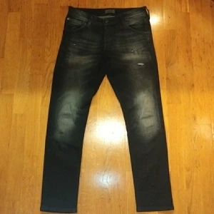 Jack & Jones Jeans - Mörk grå Jeans från jack & Jones. Använt lite och passar inte längre så säljer vidare. Tidigare pris var 900kr.