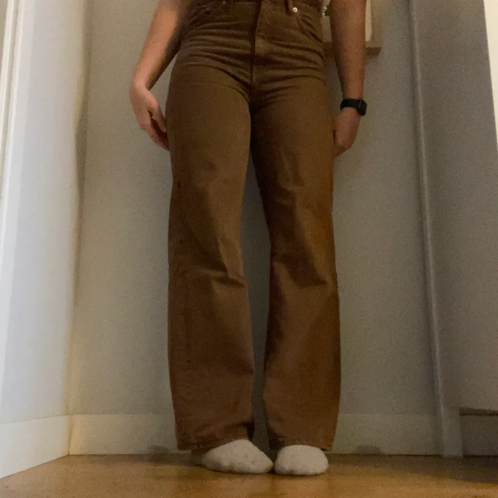 Super snygga bruna highwaist byxor!! Passar perfekt i midjan då jag är ungefär en storlek 36/38 :) Även mycket passande för hösten🍁 Kontakta för mer info💕. Jeans & Byxor.