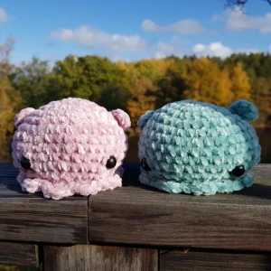 Virkad Plushie Bläckfisk - Virkad Plushie Bläckfisk i mjukt garn. Höjden är ca 7cm och bredden 10💞 Går även att göra i andra färger så som vinrött, vitt, svart och blått💙