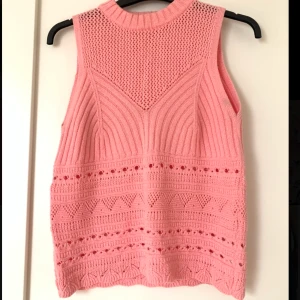 Stickad väst - Säljer min ljusrosa stickade väst från Zara som sitter lite oversize på mig. Köparen står för frakt💘
