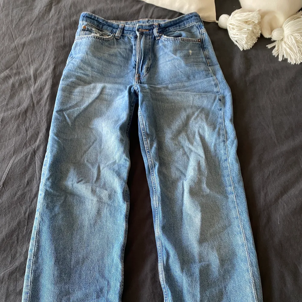 Jeans från H&M (loose straight, high waist) i storlek 38🥳🥳. Jeans & Byxor.