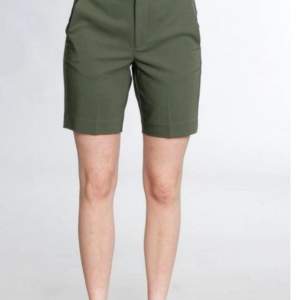 SHORTS BEETLE GREEN Snygg shorts modell som slutar på halva låret. Fickor fram och sitter som ett par skräddarsydda kostymbyxor. Helt nya och oanvända.  Prislappen är kvar. Nytt pris 800 kr 