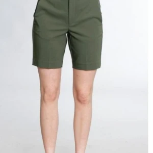 ZELLA SHORTS BEETLE GREEN - SHORTS BEETLE GREEN Snygg shorts modell som slutar på halva låret. Fickor fram och sitter som ett par skräddarsydda kostymbyxor. Helt nya och oanvända.  Prislappen är kvar. Nytt pris 800 kr 