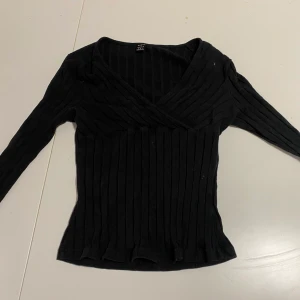 Tröja - En tröja från SHEIN,väldigt fin,lite urringad!