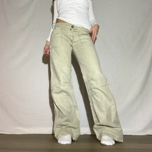 Cargo/jeans - Snygga  lågmidjade cargo byxorn fast i jeans material!