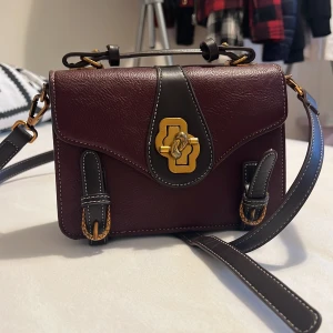 Axelväska  - Sälj min gullig väska, 100%läder och från ingen märke. Gjort av privat beställning, original pris kostar 680. Skicka till mig privat om du vill veta mer information 👍❤️