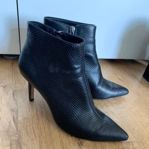 Klackar/boots från Stradivarius - Sjukt snygga boots/klackar från Stradivarius! Aldrig använda av mig, men köpta begagnade, så lite tecken på användning finns, men väldigt fint skick!  Storlek 36, men rätt smala framtill.