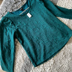 Ny tröja från lindex strl s - Helt ny tröja med fin mörk grön färg.