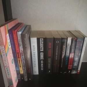 Böcker  - Säljer böcker som jag aldrig har läst. Alla är i top skick och som nya. Hardcover: 15kr Pocket:10 Essentially Charli: köpt för 200kr men säljer för 50kr Röd drottning: köpt för 150kr och säljer för 60kr. Köparen står för frakten 