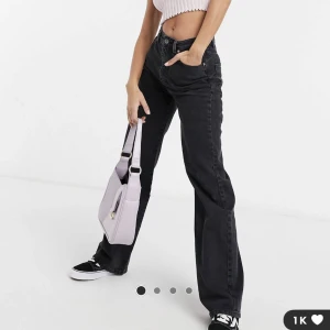 Jeans från stradivarius - Jättefina jeans från asos. Säljer då de inte passar så de är därför aldrig använda och lappen sitter kvar! 🥰🫶🏼