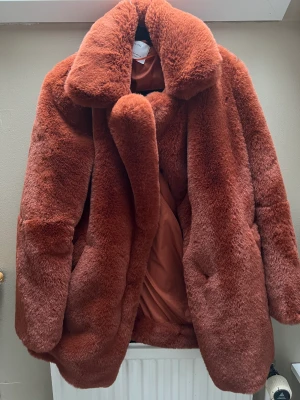 Bershka Faux Fur kappa - Orangebrun kappa, från Bershka.  Använd max 5 gånger, i princip nyskick.  Storlek XS.