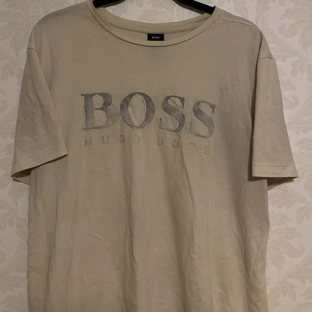 Säljer min BOSS t-shirt. Nypris 900kr  Fler bilder eller frågor? Bara att skriva💯. T-shirts.
