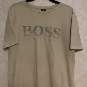 Säljer min BOSS t-shirt. Nypris 900kr  Fler bilder eller frågor? Bara att skriva💯