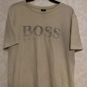 Boss t-shirt  - Säljer min BOSS t-shirt. Nypris 900kr  Fler bilder eller frågor? Bara att skriva💯