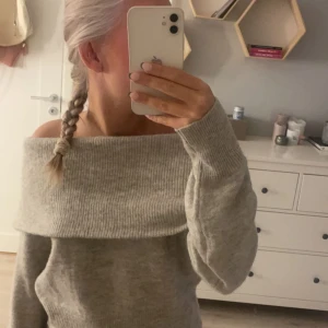 Off shoulder-tröja - Säljer denna superfina beiga tröja från hm. Den är använd max 2 gånger så väldigt fint skick💗storlek xs men passar även s