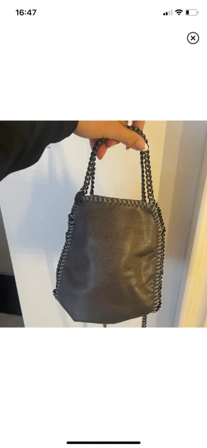 Stella mqartney liknande väska  - Säljer nu denna skitsnygga Stella mqartney kopian som är köpt här på plick! Skriv för fler bilder 🙏säljer pga jag ska köpa nya väska!