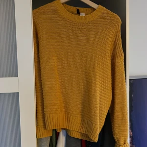 hm - senapsgul stickad tröja från hm! Som ny 