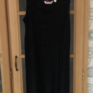 Klänning  - Svart tunn långklänning. Cirka 3 år gammal och i bra skick.