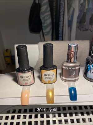 Gellack - Säljer mina gellack jag inte använder. Olika mycket kvar i alla. Paketpris går att ordna. Köparen står för frakten.☺️