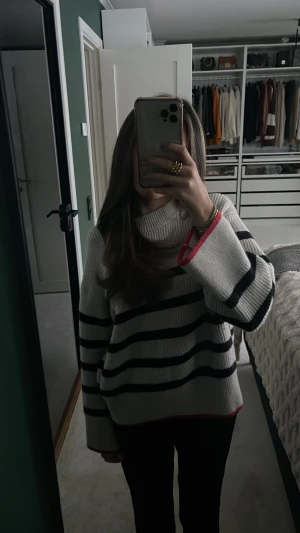 Randig stickad tröja  - En randig stickad tröja som är köpt från zara. Nypris 400kr