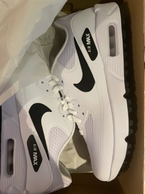 Air Max  - Helt oanvända sneakers från Nike ”airmax” säljes. Storlek 37,5