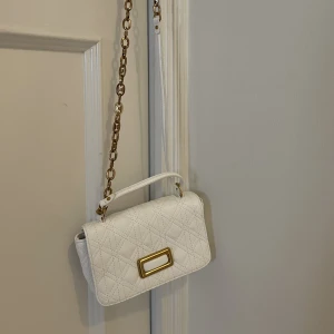 Väska - Säljer denna populära jättesöta väska från Zara som jag fick i födelsedagspresent. Helt oanvänd, nyskick. Hör av er vid frågor eller fler bilder!