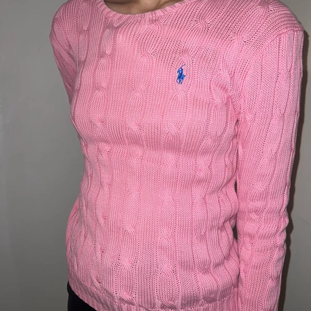 En Polo Ralph Lauren tröja i super fin rosa färg! 💗 Den är i perfekt skick och köpt för 1400kr. Det är storlek S men är stretchigt material så det passar även M.  Kan mötas upp 🫶🏼. Tröjor & Koftor.