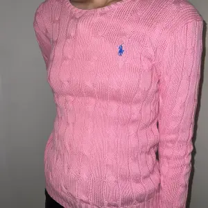 En Polo Ralph Lauren tröja i super fin rosa färg! 💗 Den är i perfekt skick och köpt för 1400kr. Det är storlek S men är stretchigt material så det passar även M.  Kan mötas upp 🫶🏼