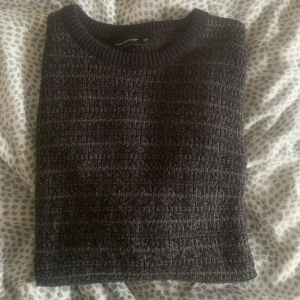 Stickad tröja  - Marinblå stickad tröja i bra skick och i bra kvalitet! Sällan använd och i storlek xs, men passar även S.