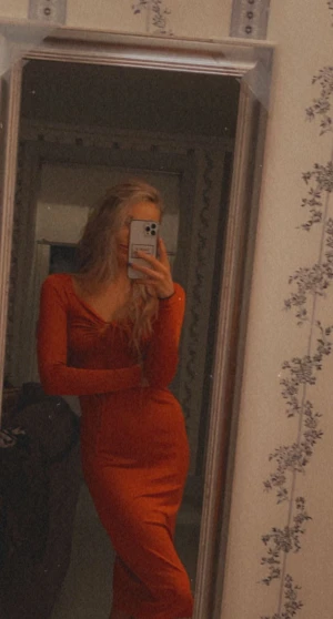 Röd klänning - Röd klänning från Gina tricot - använd en gång!  Superhärligt stretchiga material!❤️