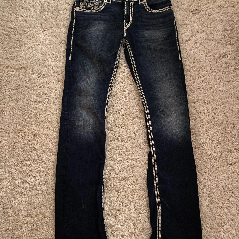 Säljer mina true religion jeans då dem inte kommer till användning. Midjemåttet är cirka 84 cm och innerbenslängden är 82 cm. Köparen står för frakten❣️. Jeans & Byxor.