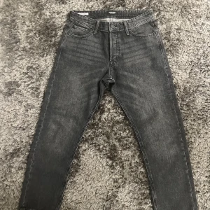 Jack&Jones jeans - Jeans från Jack&Jones i modell ”loose/chris”. Köpta för 600kr. Storlek: W32 L30