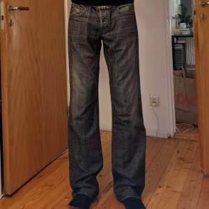 Ett par riktigt snygga gråa bootcut jeans med blåa detaljer från märket Rock&Republic. Storlek 32.  Lite slitna nedtill men annars i nyskick! Kan mötas upp i Stockholm eller frakta. Kolla gärna min profil för fler snygga kläder!