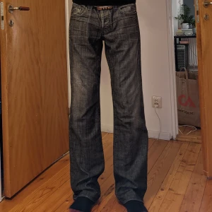 Rock and Republic Jeans - Ett par riktigt snygga gråa bootcut jeans med blåa detaljer från märket Rock&Republic. Storlek 32.  Lite slitna nedtill men annars i nyskick! Kan mötas upp i Stockholm eller frakta. Kolla gärna min profil för fler snygga kläder!