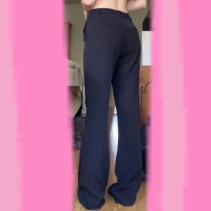 Bootcut byxor - Kostymbyxor i bootcut från na-kd i strl 36!💕 min syster på bilden som är 175 cm lång!🥺 säljs pga för stora!