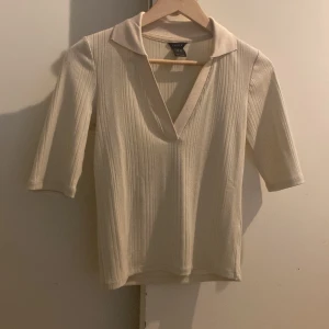 Storlek:XS/S - Säljer den här as söta toppen från Lindex. Har enbart använt den en gång. Säljer den för att den inte är min stil längre. Det är en storlek XS egentligen men kan även passa någon som har S vanligtvis. 