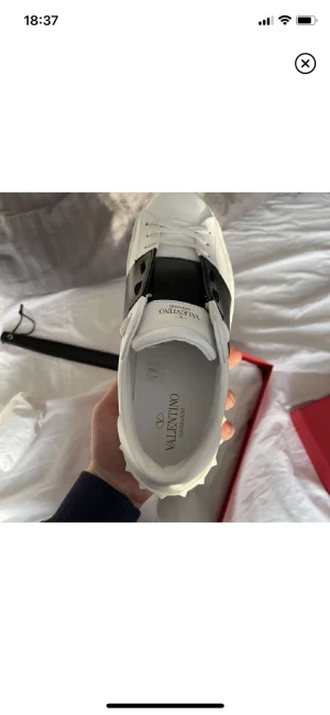 Valentino skor storlek 42/5 - De här är ett par valentino skor som e köpta för 5798kr men jag säljer för 4000 nästan helt oanvända ( fraktar också men du står för de)