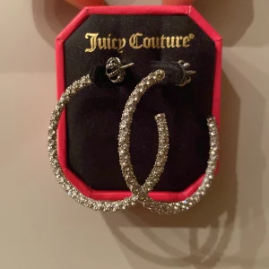 Juicy couture hoops - Jättefina Juicy couture örhängen med små ”diamanter”. Ca 3,5 cm i diameter. Köpte för ett par år sedan men aldrig använda. 