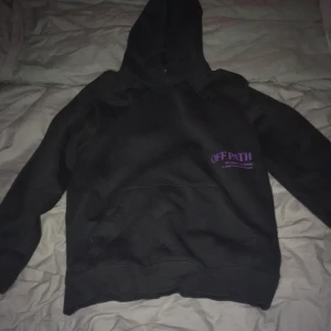 Grå hoodie - En grå hoodie med litet tryck på fram sidan och lite större där bak