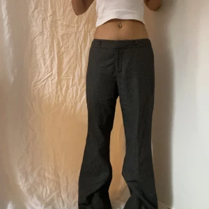 Lågmidhade kostymbyxor  - Använd gärna köp nu om du vill köpa/eller skriv till mig privat! Baggy kostymbyxor köpta secondhand, lågmidjade Uppskattade mått:  Midja: cirka 79,5 Innerbenslängden: cirka 83