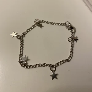 Silver armband  - Silver armband med stjärnor, använt ca 1 gång!