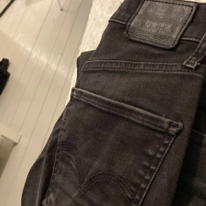 Levi’s: Mile high super skinny jeans - Modell: Mile high super skinny: Levi’s. Storlek: 26/30 (midja/längd). Skick: Använt skick.  Nypris: 1099kr. Pris kan diskuteras vid snabb affär!❤️